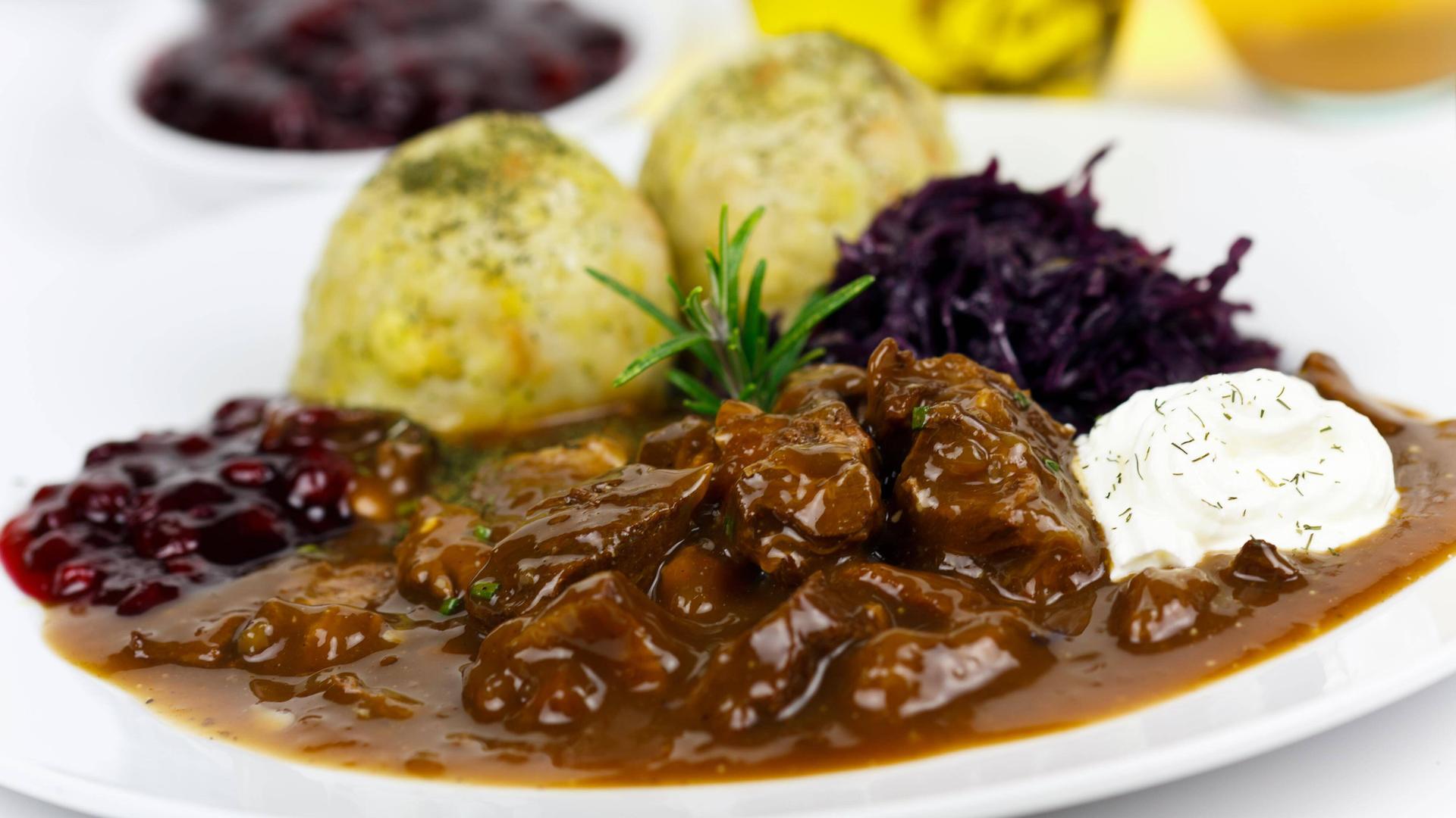 Veganer Gulasch mit Rotklohl und Klößen